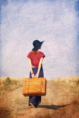 Kızıl saçlı kız çanta kırsal Road