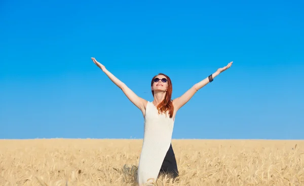 Girl in sunglasses and white dress — Stockfoto