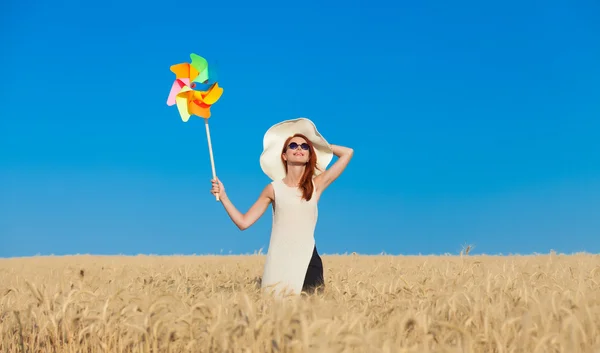 Menina em vestido branco e brinquedo do vento — Fotografia de Stock