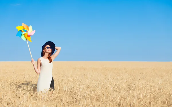 Menina em vestido branco e brinquedo do vento — Fotografia de Stock