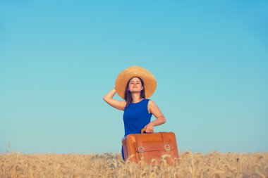 bavul buğday alan kızla