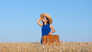 bavul buğday alan kızla