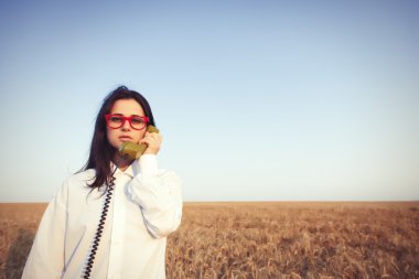 Yeşil arama telefon ile esmer kız