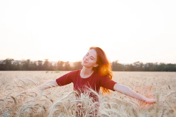 Chica pelirroja feliz en el campo de trigo — Foto de Stock