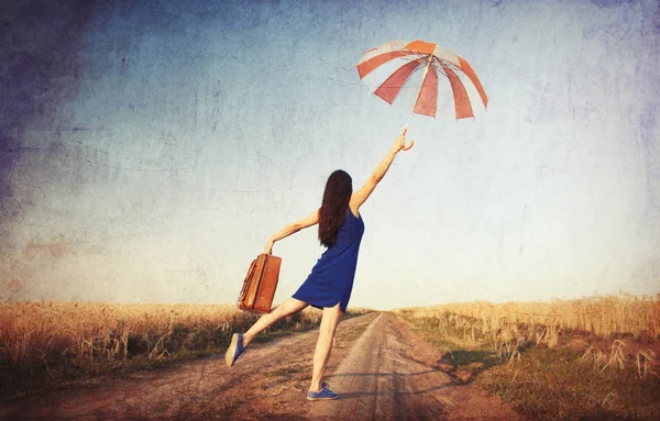 Menina com mala e guarda-chuva — Fotografia de Stock