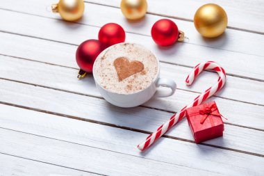 Fincan kahve ve Noel candy