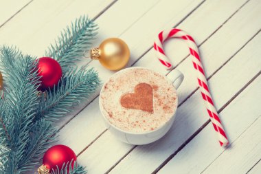 bir fincan kahve ve Noel hediyeleri