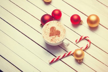 Fincan kahve ve Noel candy