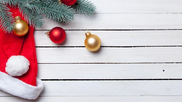 Weihnachtsmütze und Weihnachtsblasen — Stockfoto