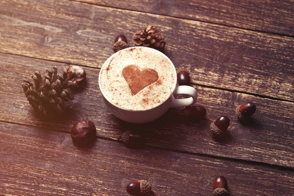 Taza de café sobre fondo de madera — Foto de Stock