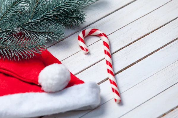 Santas hat and christmas candy — Stock Photo, Image