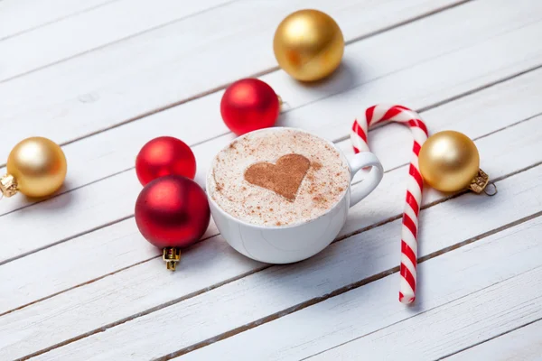 Cup of coffee and christmas candy — Stock Photo, Image