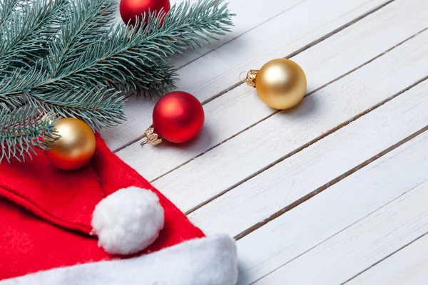 Babbo Natale cappello e bolle di Natale — Foto Stock