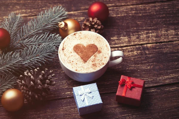 Tasse Kaffee und Weihnachtsgeschenke — Stockfoto