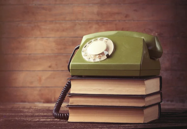 Marque el teléfono a través de libros — Foto de Stock
