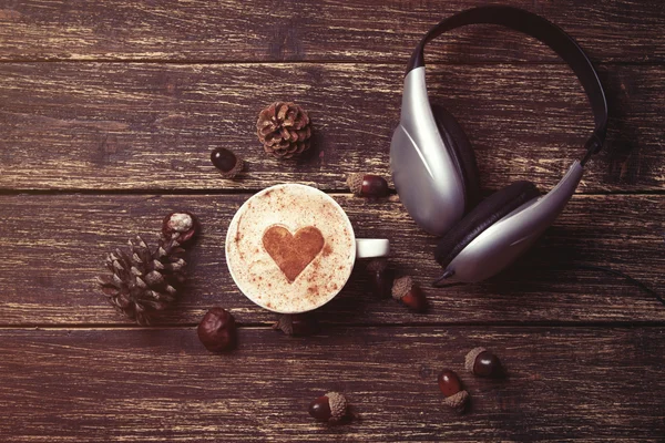 Tasse Kaffee und Kopfhörer — Stockfoto
