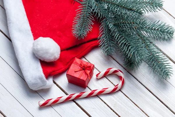 Weihnachtsbonbons mit Brench und rotem Geschenk — Stockfoto