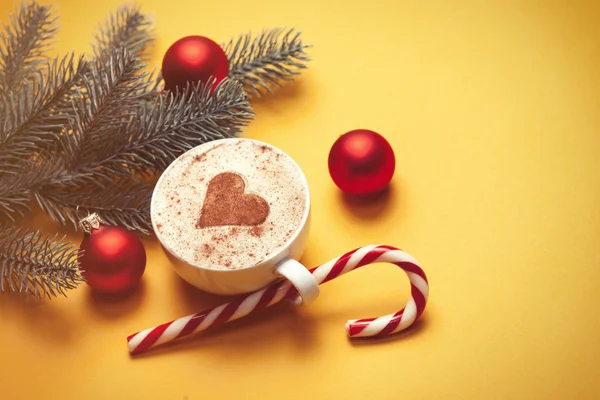 Cup of coffee and christmas candy — Stock Photo, Image