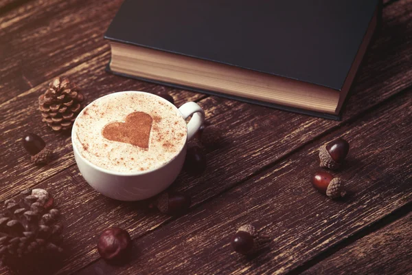 ถ้วยกาแฟและหนังสือ — ภาพถ่ายสต็อก