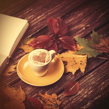 Sonbahar yaprakları, kitap ve kahve Kupası