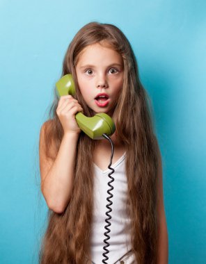 Genç kız yeşil cep telefonu ile şaşırttı