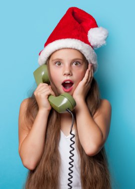 telefon ederken Santas şapkalı kız
