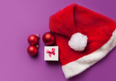 Noel babalar şapka ve hediye kutusu 