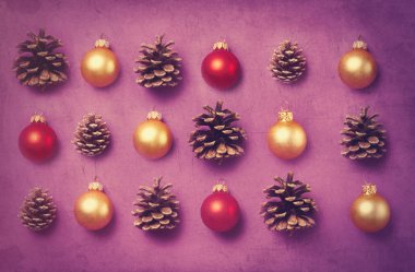 Noel hediyeleri ve çam kozalakları 