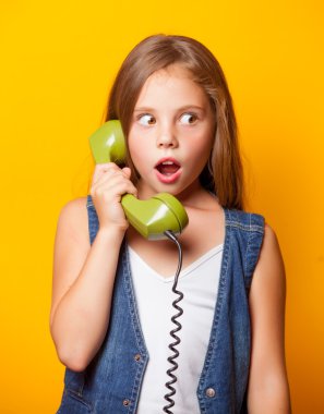 Genç kız yeşil cep telefonu ile şaşırttı