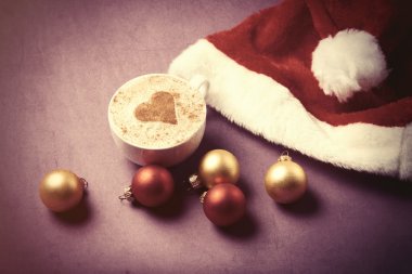 Kahve kalp şeklinde Santas şapka yakınındaki 