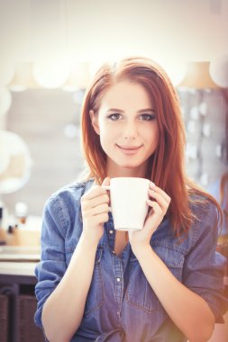 Kadın beyaz fincan kahve ile