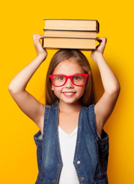 kız kitapları ile kırmızı gözlük