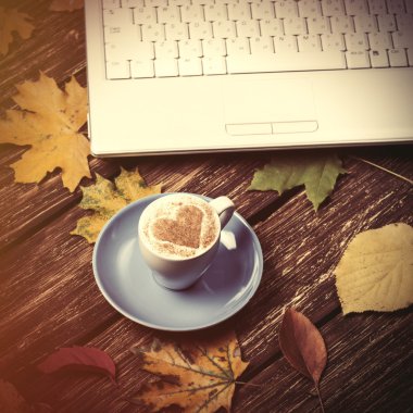 Sonbaharda yapraklar, defter ve kahve Kupası