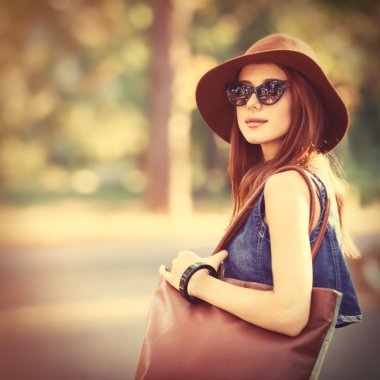 Çanta ile güzel kızıl saçlı kız