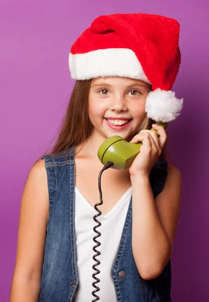 Menina em chapéu vermelho Santas com aparelho — Fotografia de Stock