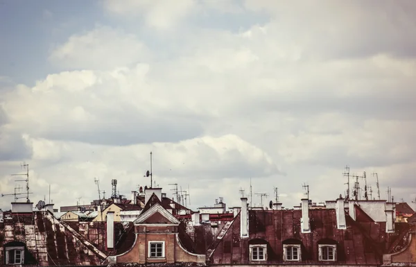 Eski çatılar ve gökyüzü bulutlu — Stok fotoğraf