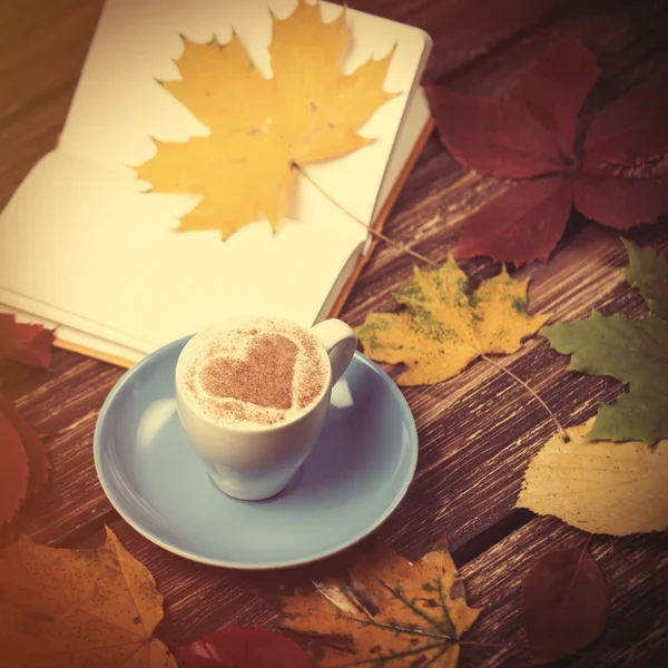 Höstlöv, bok och kaffe kopp — Stockfoto