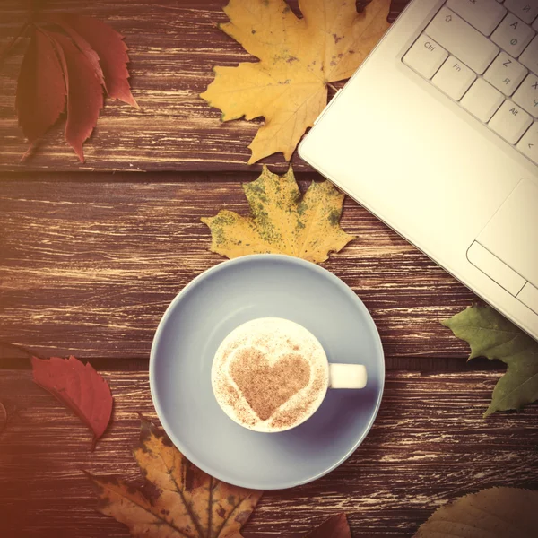 Herfst bladeren, notebook en koffie beker — Stockfoto