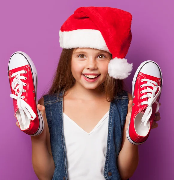 Menina em chapéu vermelho Santas com gumshoes — Fotografia de Stock