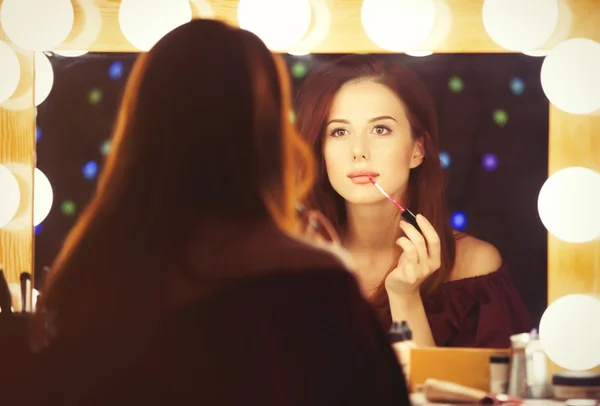 Porträtt av en vacker kvinna som tillämpa makeup — Stockfoto