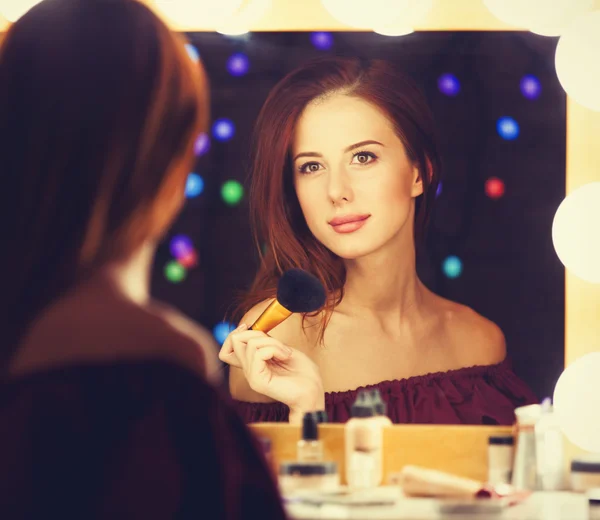 Retrato de una mujer hermosa como la aplicación de maquillaje — Foto de Stock