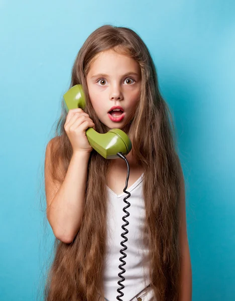 Joven chica sorprendida con auricular verde — Foto de Stock