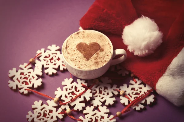 Chapeau Santas et tasse de café — Photo