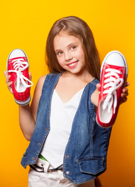 Joven chica sonriente con zapatos de goma rojos —  Fotos de Stock