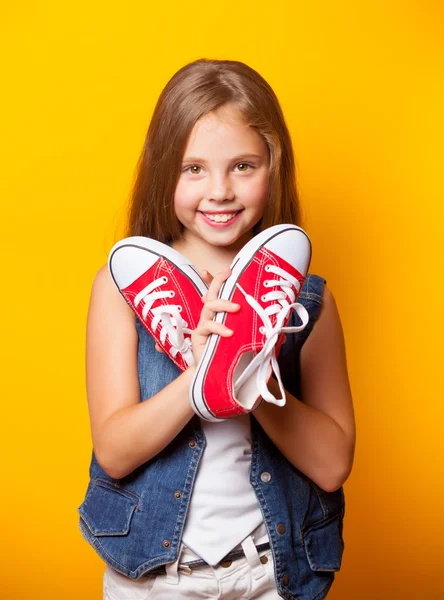 Joven chica sonriente con zapatos de goma rojos —  Fotos de Stock