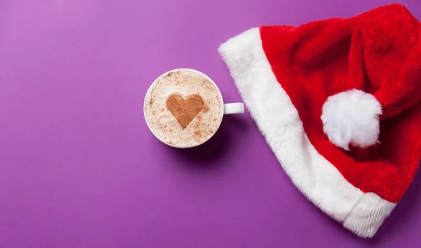 Tasse de café et chapeau de Noël — Photo