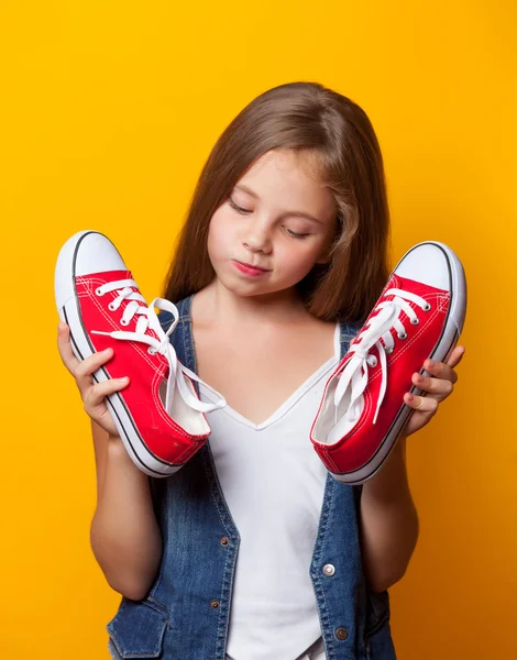 Unga förvånad tjej med röd joggingskor — Stockfoto