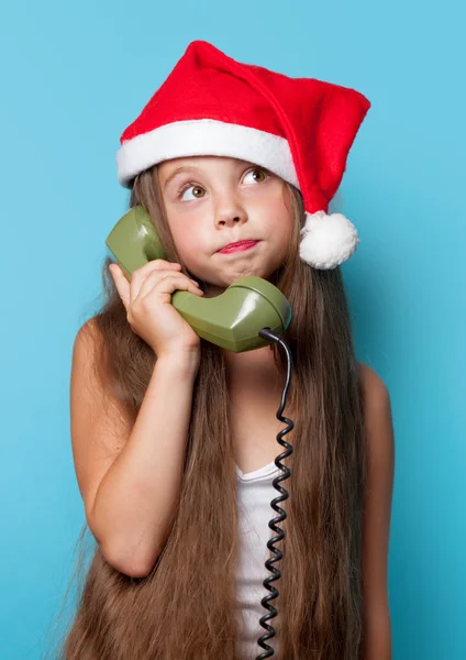 Menina em chapéu Santas chamando por telefone — Fotografia de Stock