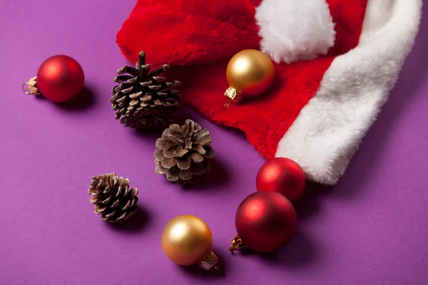 Pine cone and Santas hat — Stock Photo, Image