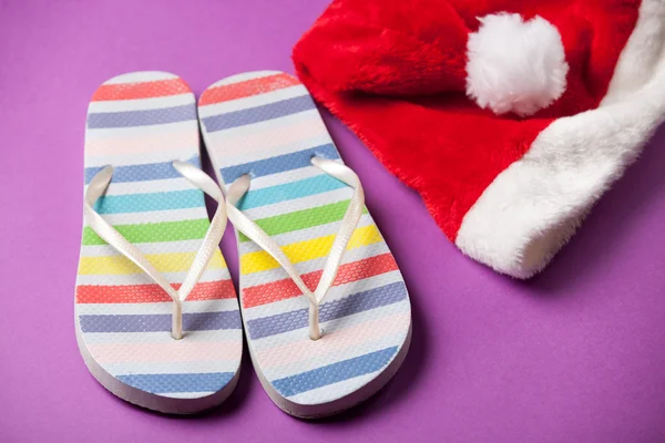 Santas hoed en flip-flops — Stockfoto